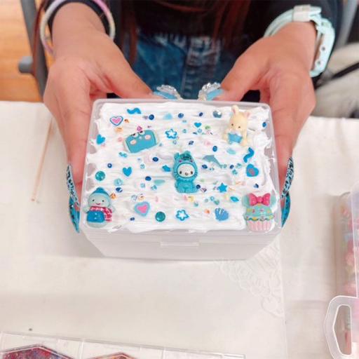 「小物入れをスイーツケーキみたいにデコろう！【2025年夏ワークショップ】」の紹介画像