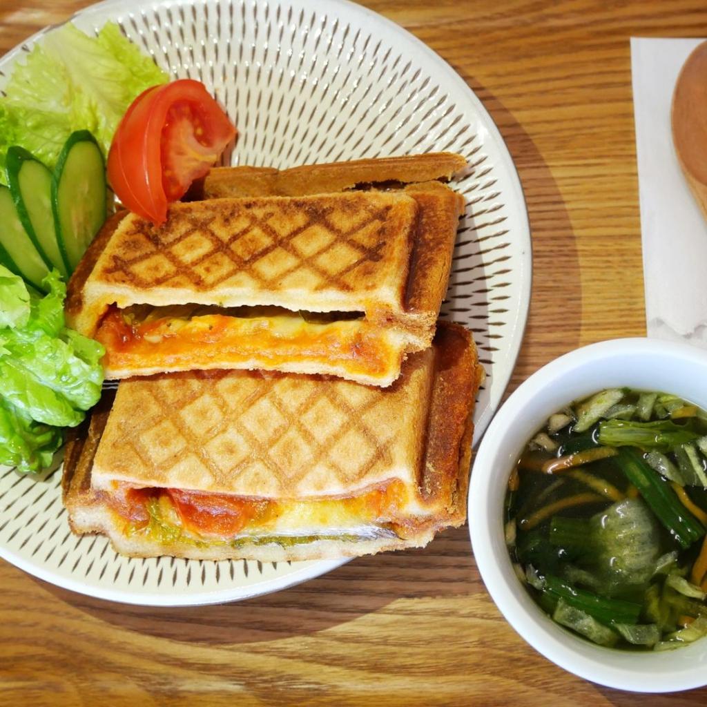 トマトとモツァレラのホットサンド